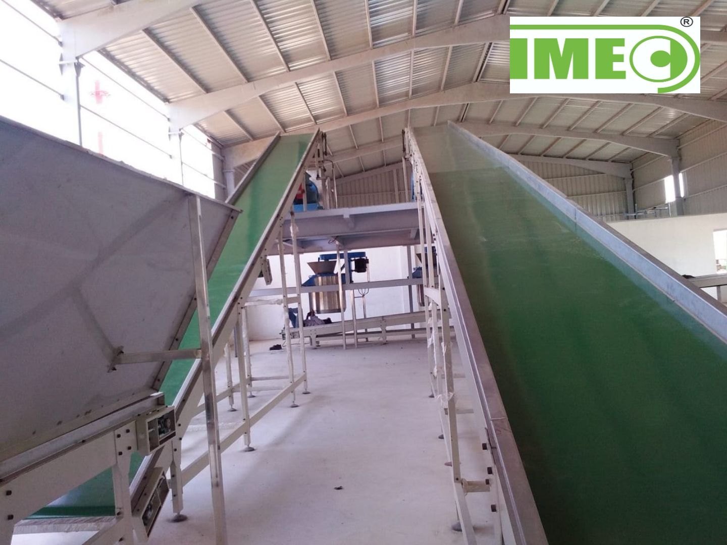 Inclined Belt Conveyor - Load Capacity: 1000 Kilograms (Kg)