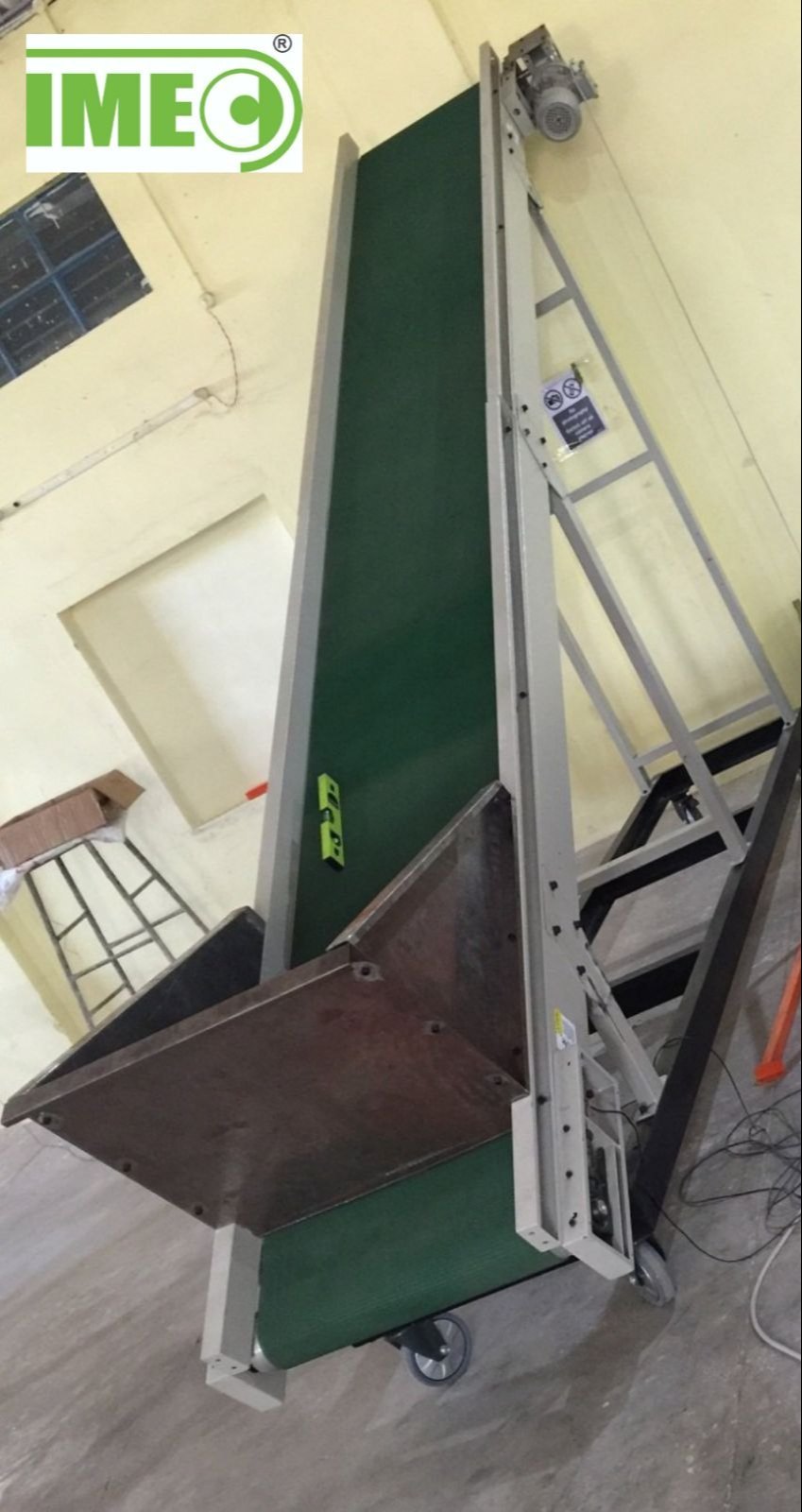 Inclined Belt Conveyor - Load Capacity: 1000 Kilograms (Kg)
