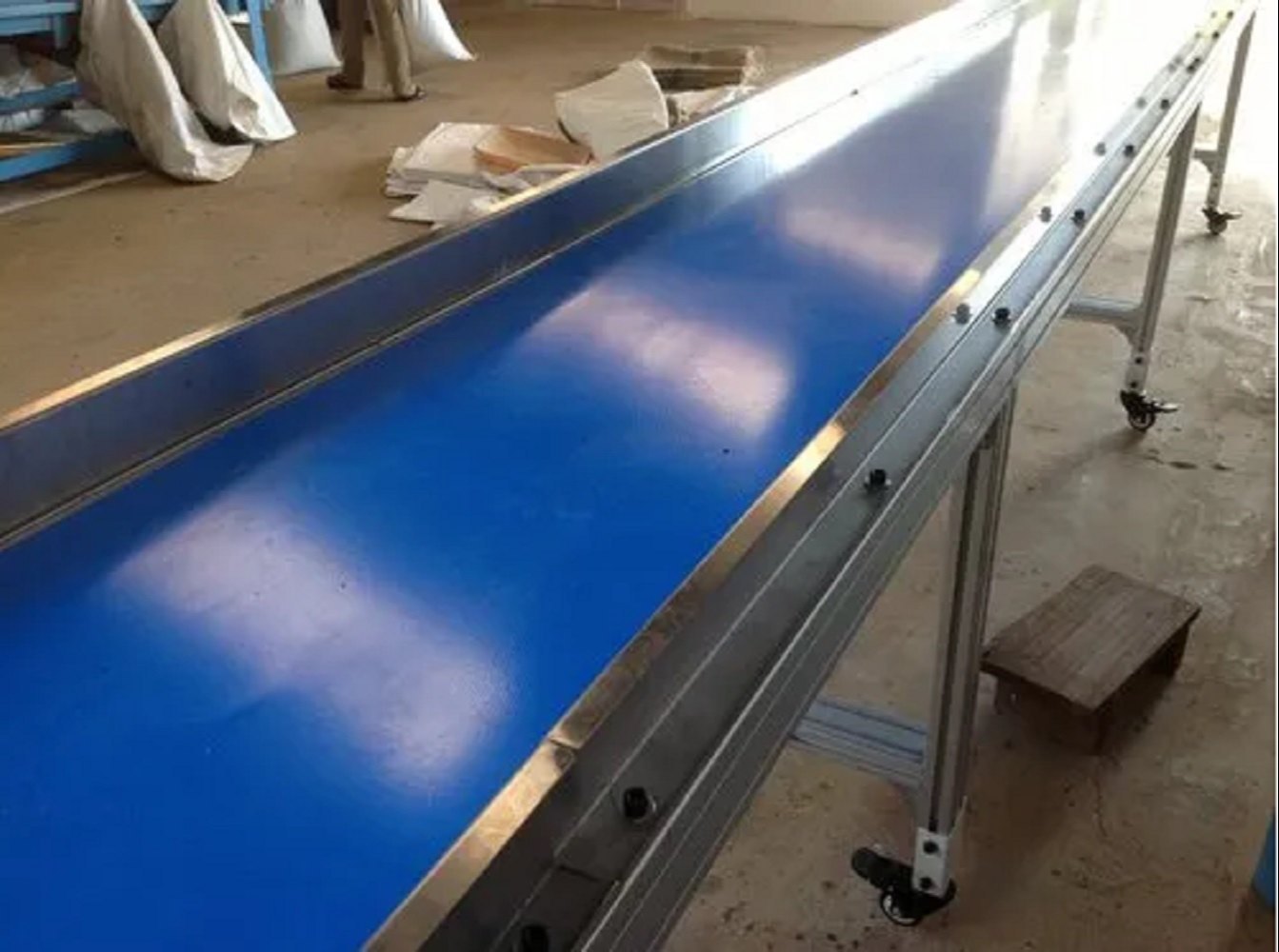 Flat Belt Conveyor - Load Capacity: 50 Kilograms (Kg)