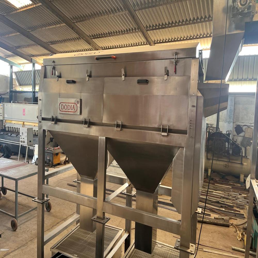 Brush peeler machine