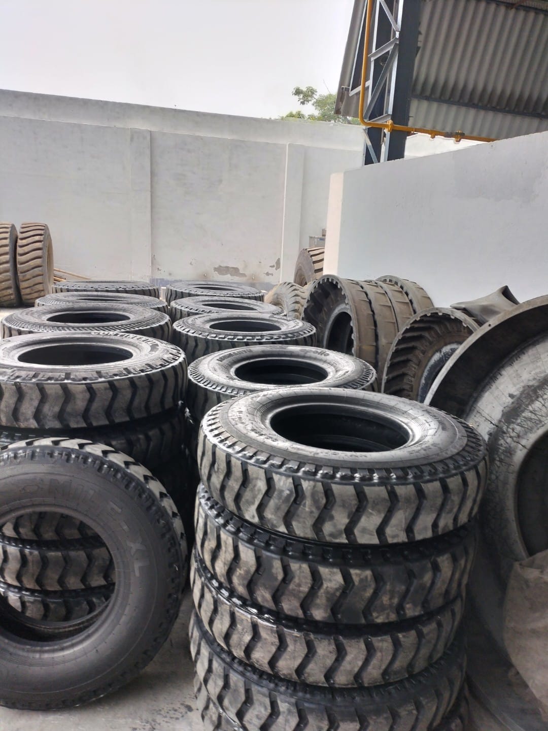 8.25-20 TRUCK TYRE