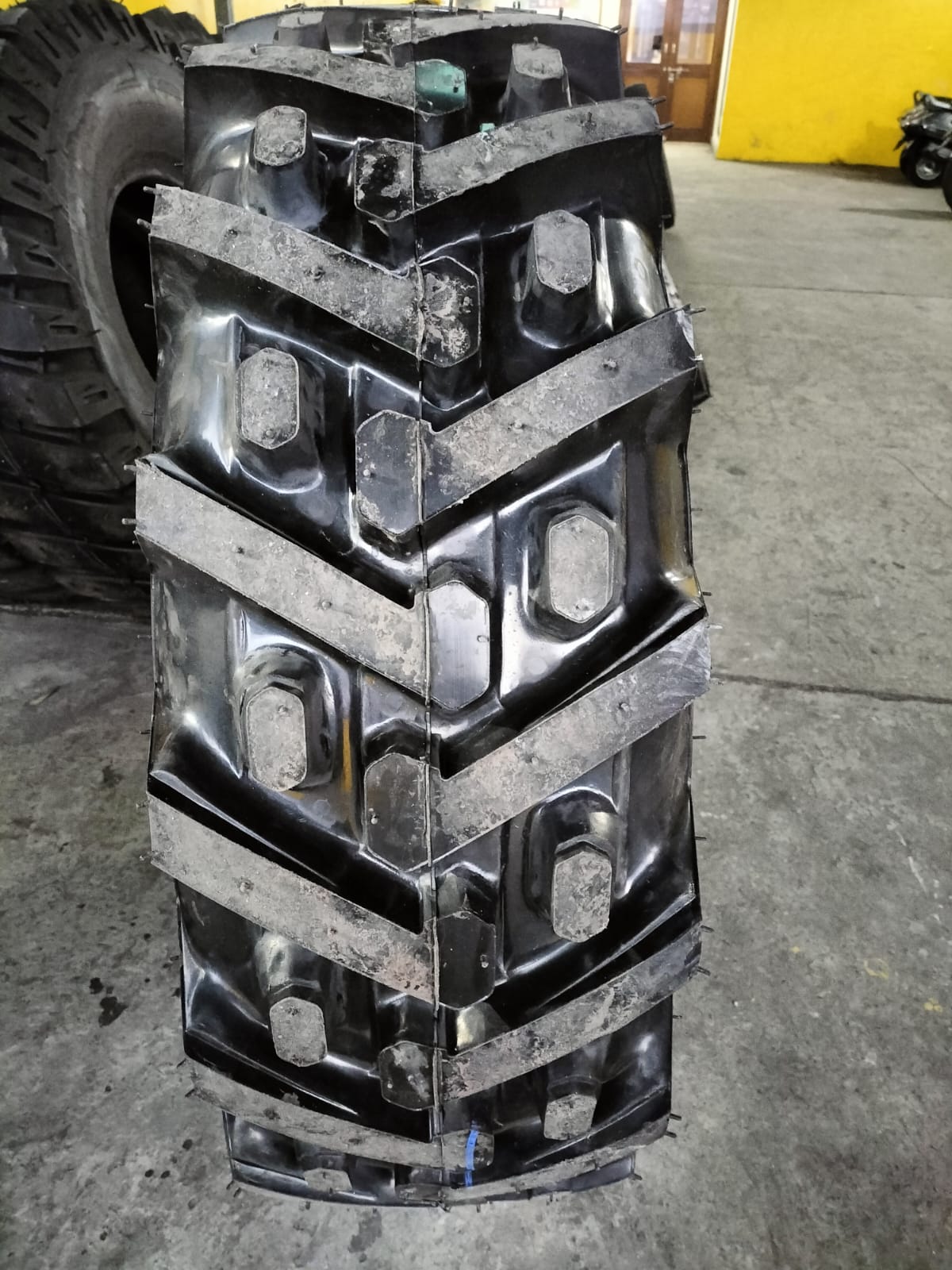 TRACTOR REAR  12-4-28 TYRE