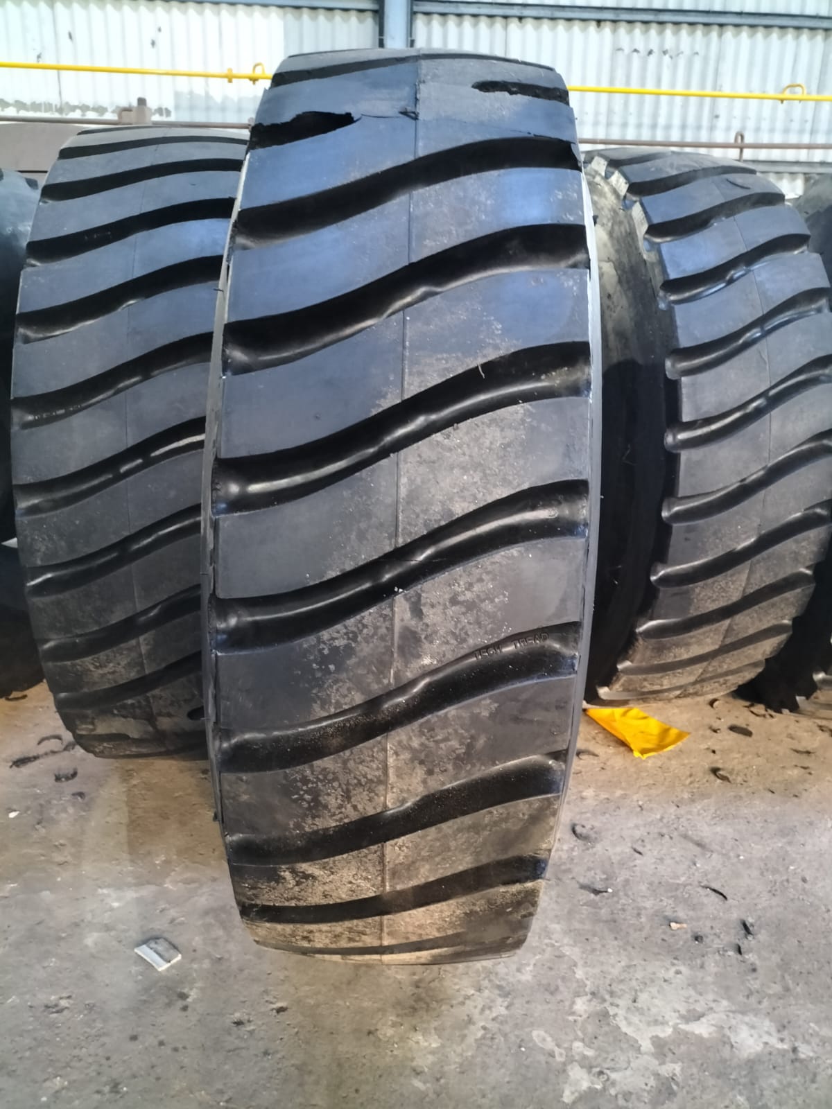 REACH STACKER 1800-33 TYRE