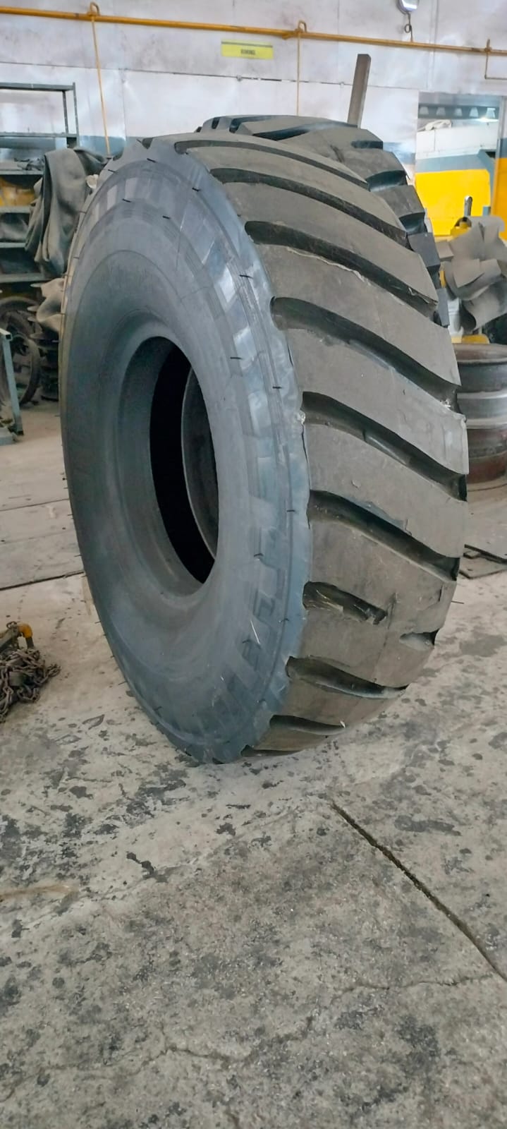 Reach Stacker 1800-33 Tyre