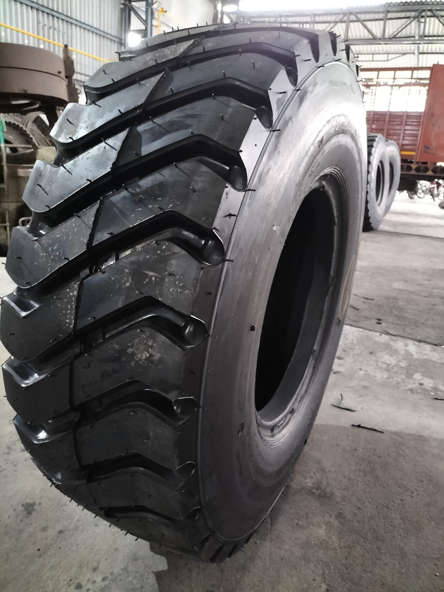 LOADER 17.5-25 TYRE