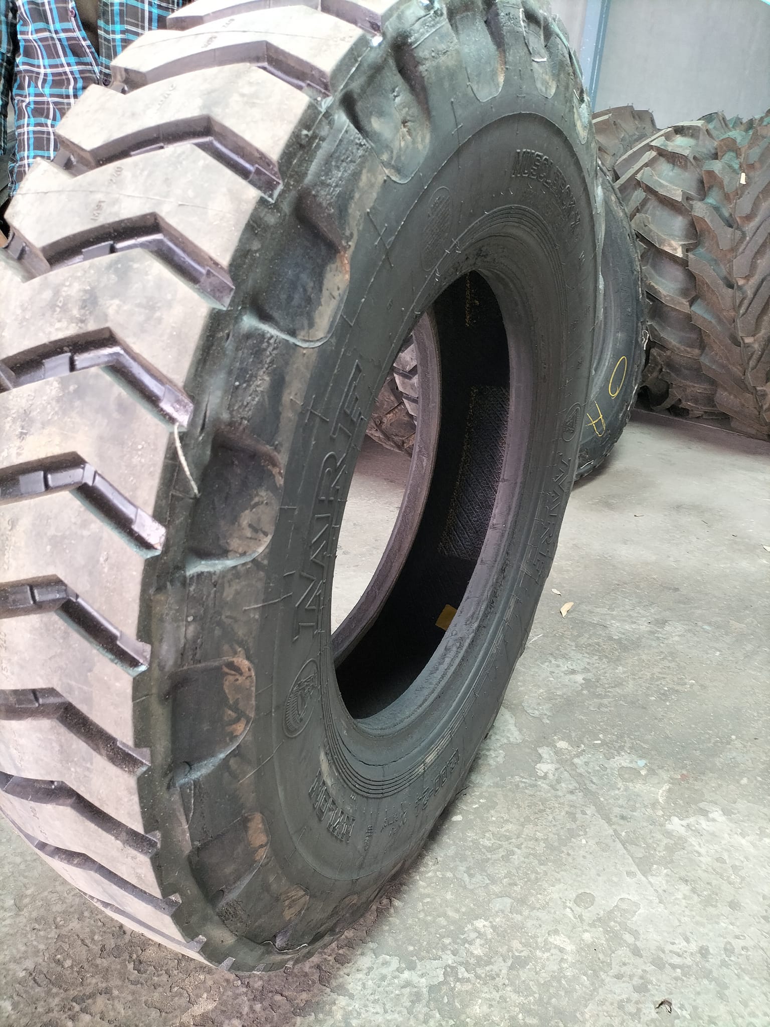 TRUCK REAR TYRE 1000-20(MINES)