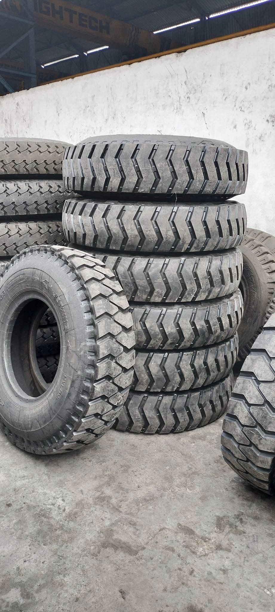 TRUCK REAR TYRE 1000-20(MINES)