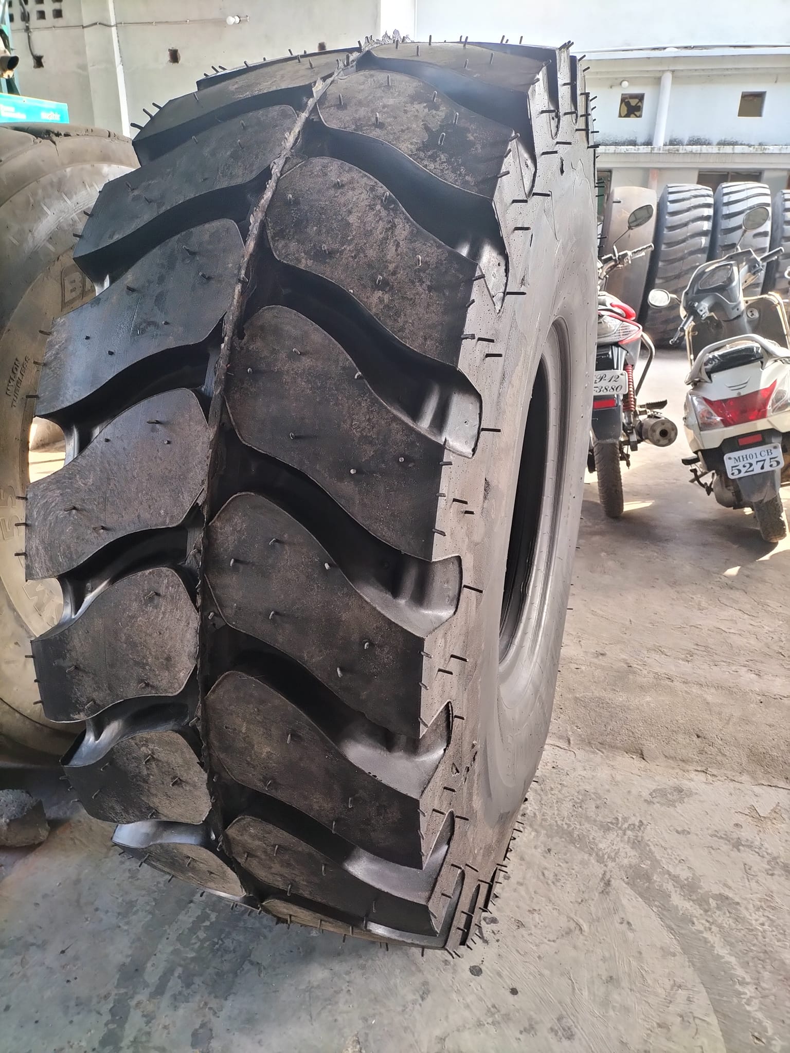 HEAVY DUTY LOADER 29.5-25 TYRE