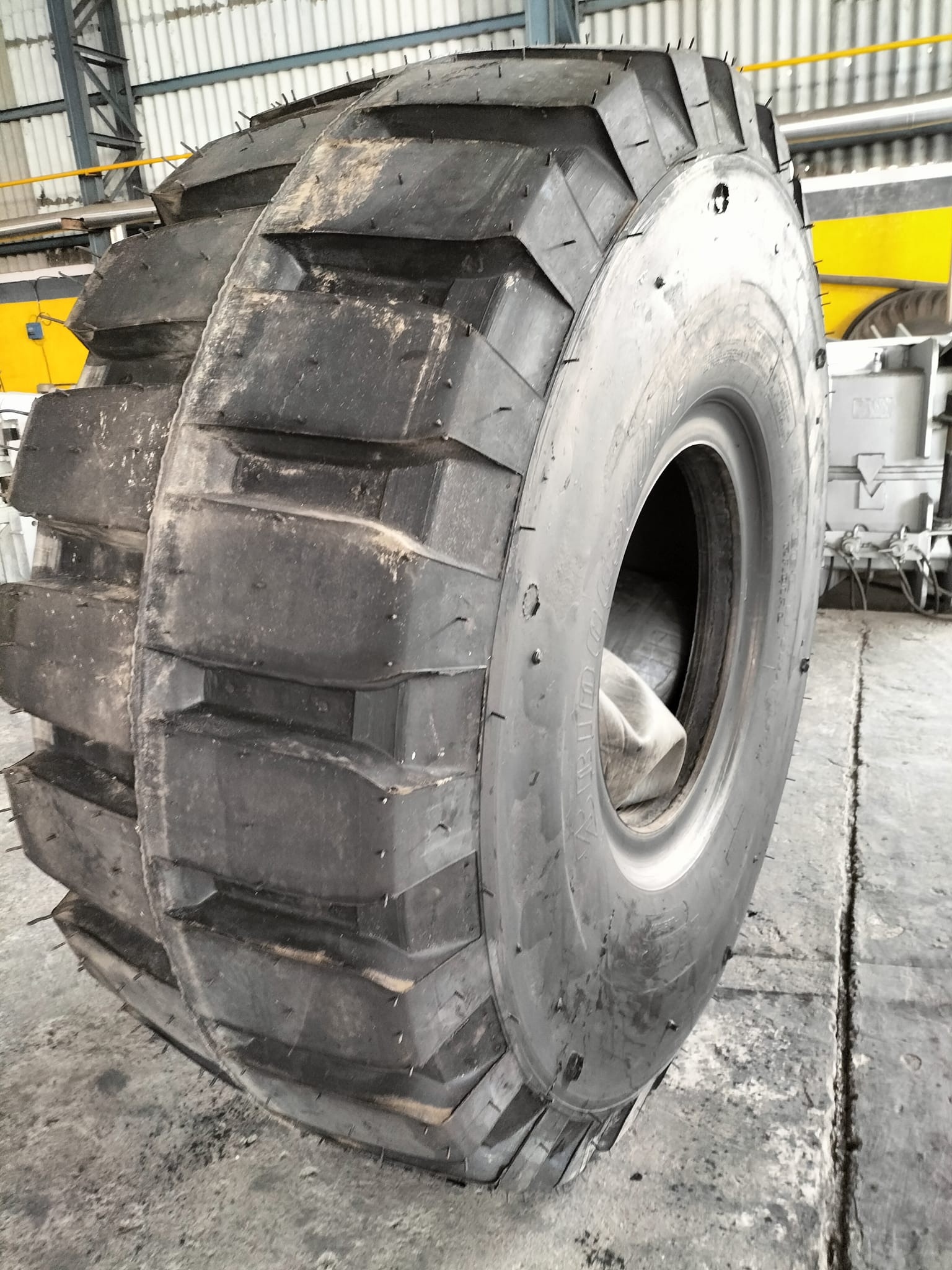 HEAVY DUTY LOADER 29.5-25 TYRE