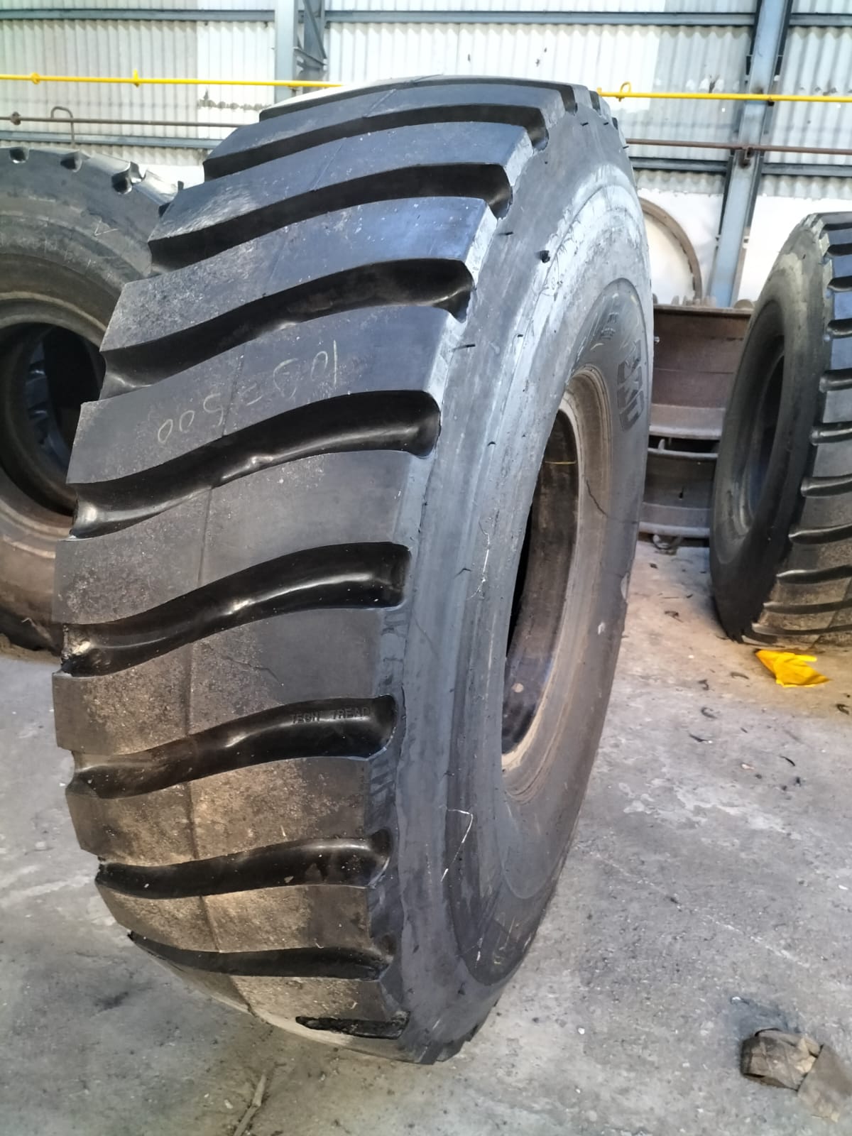 REACH STAKER /FORKLIFT 1600-25 TYRE
