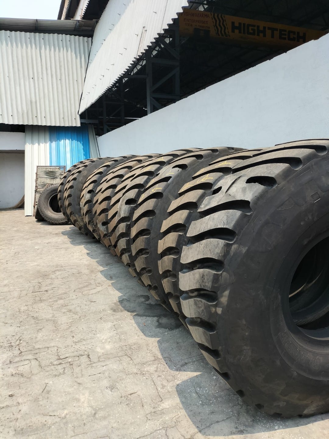 REACH STACKER 1800-33 TYRE