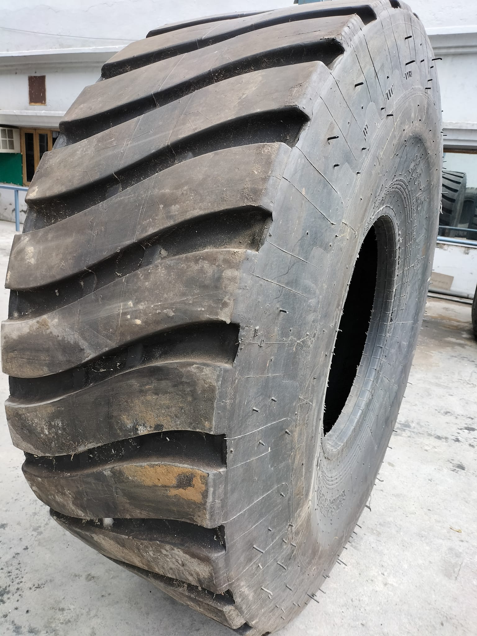 Reach Stacker 1800-33 Tyre