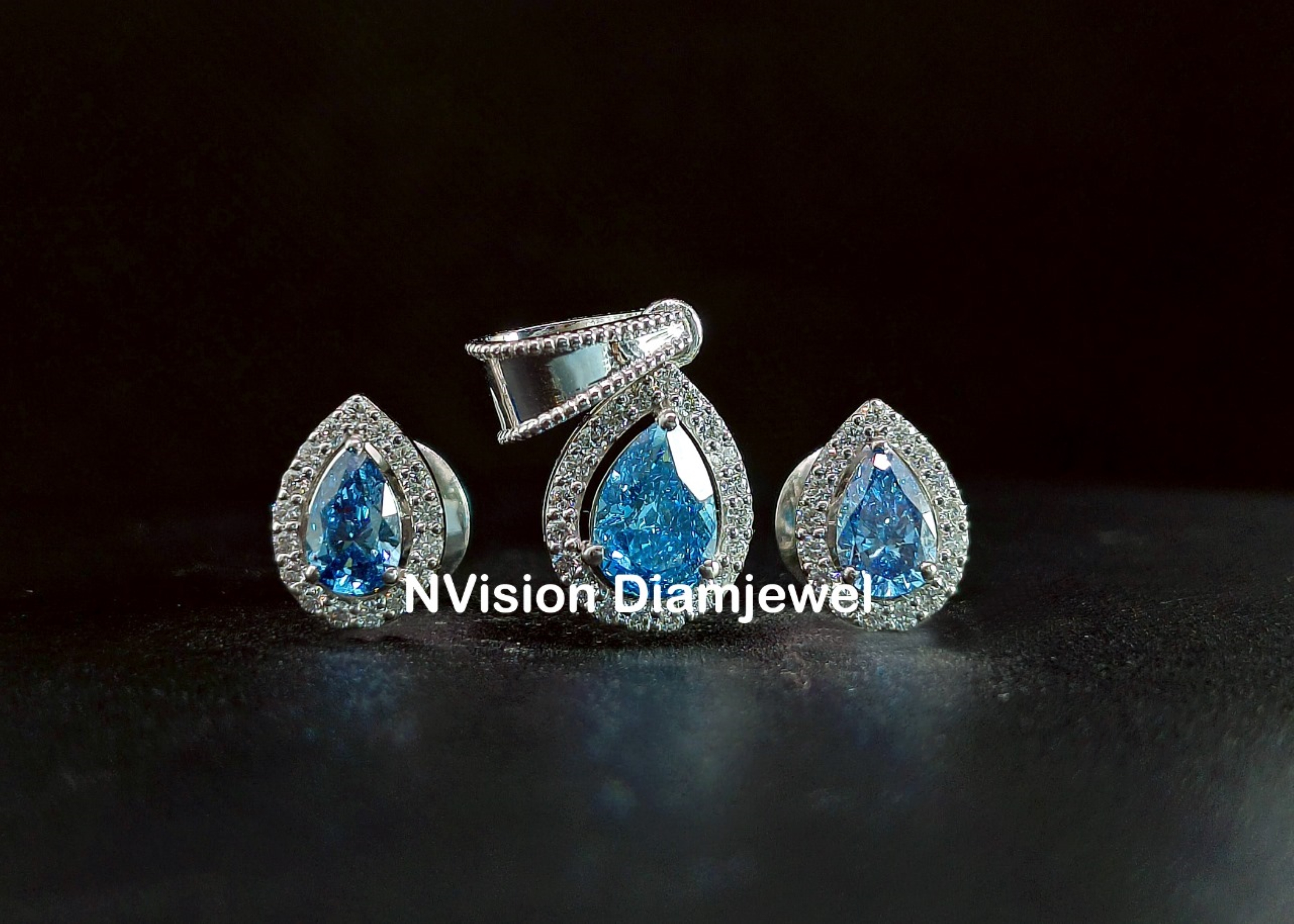Lab Grown Pristine Pear Dewdrop Pendant Set - Diamond Clarity: Vs1