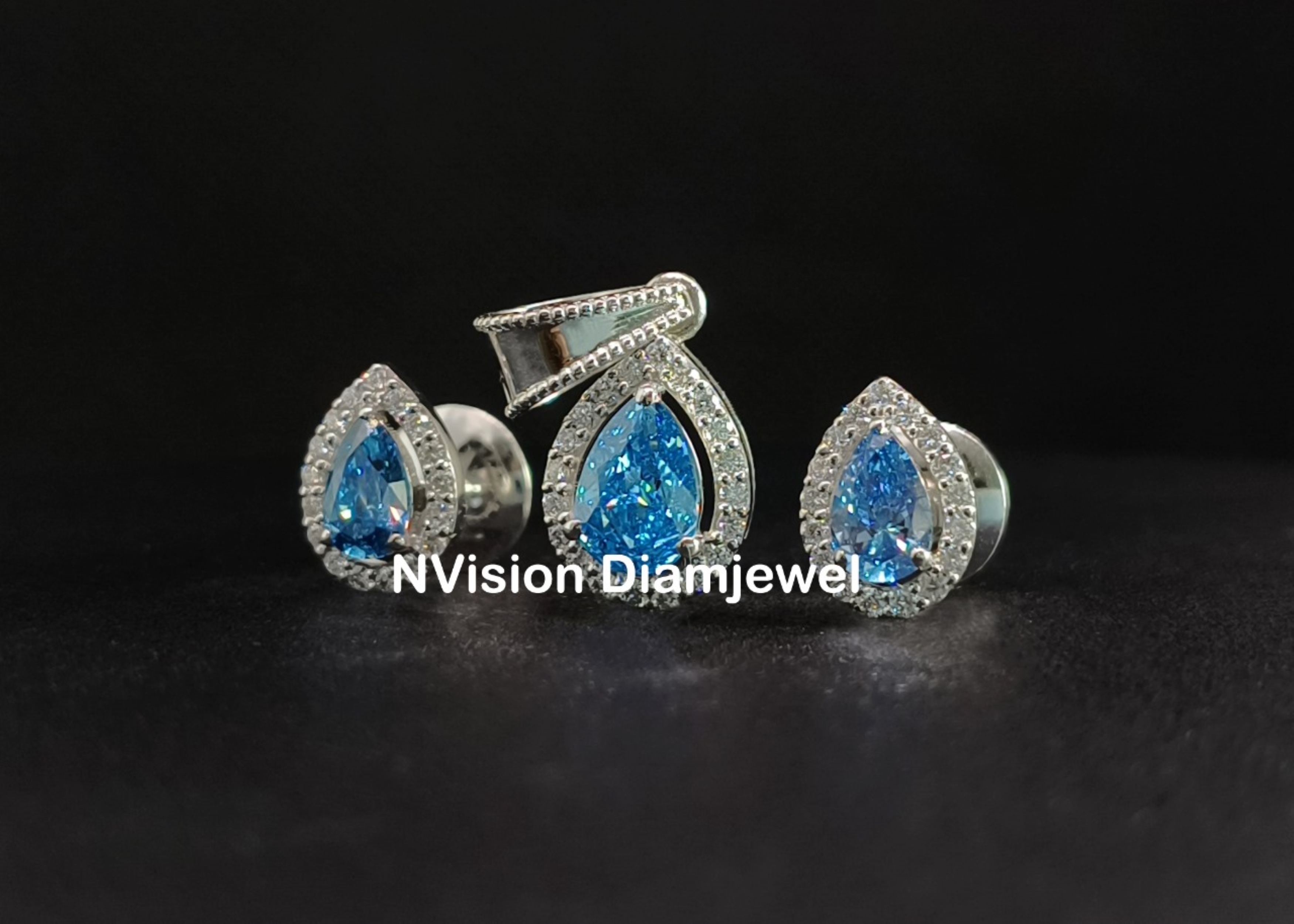 Lab Grown Pristine Pear Dewdrop Pendant Set - Diamond Clarity: Vs1