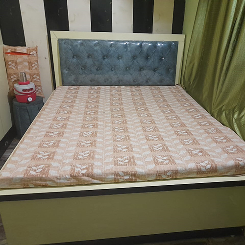 आधुनिक लकड़ी का बिस्तर
