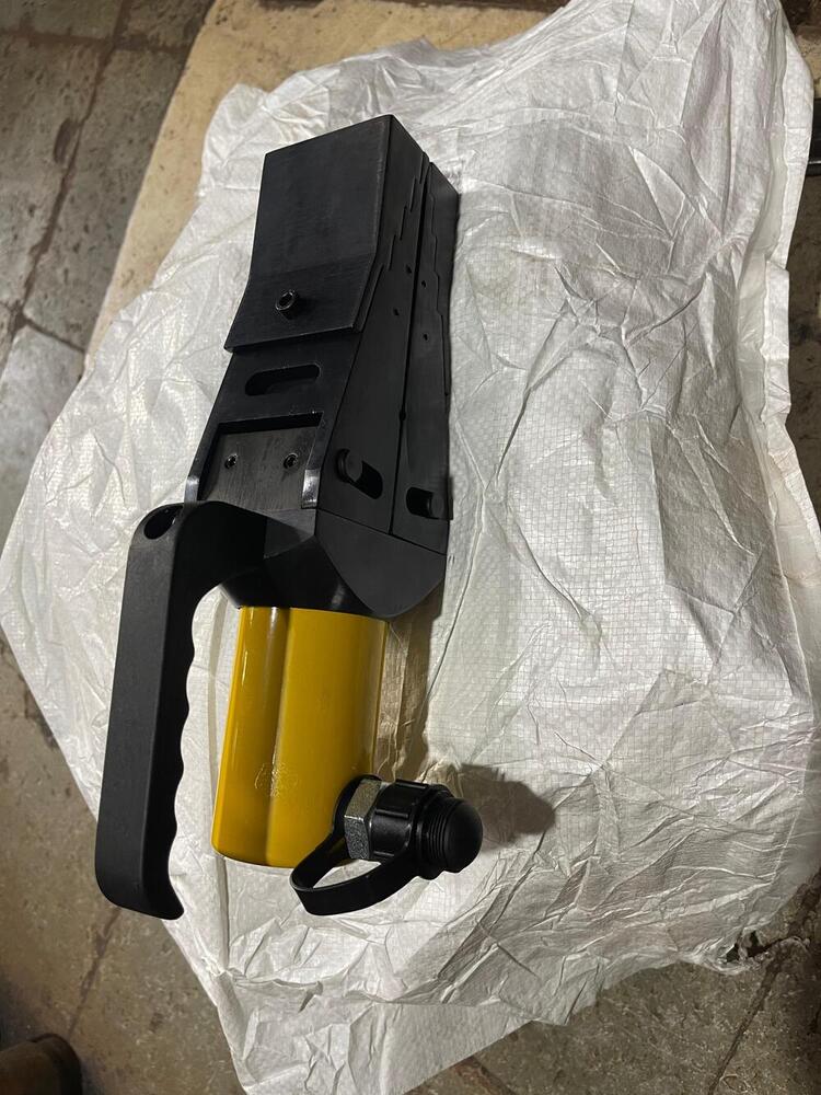 Hydraulic Flange Spreader - Steel, Standard Size 14 Ton | Heavy Duty, Pneumatic Power Source, Efficient Flange Separation