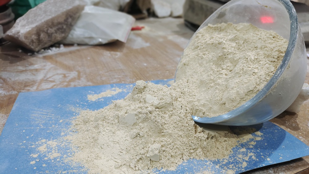 Soapstone Light Yellow - Size 200 & 300 Mesh, Mgo 26% Approx, Sio2 60% Approx, Color Yellow, High Strength, Reversible Dimensional Stability, Basic Refractory Applications