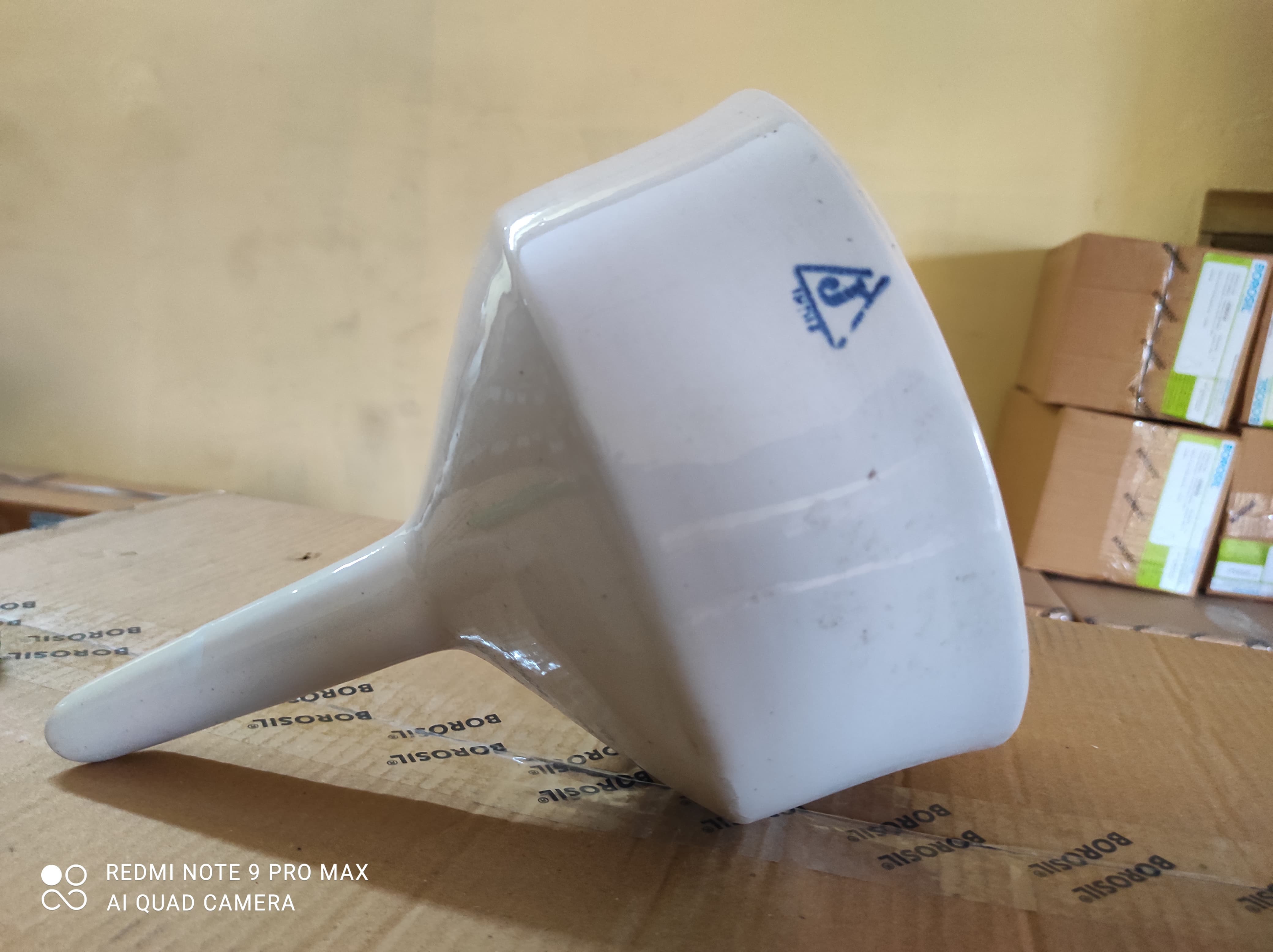 Buchner Funnel - Ceramic Medium Size | White Color, Ideal For Laboratory Filtration With Flat Perforated Plate And Vacuum Pump Compatibility