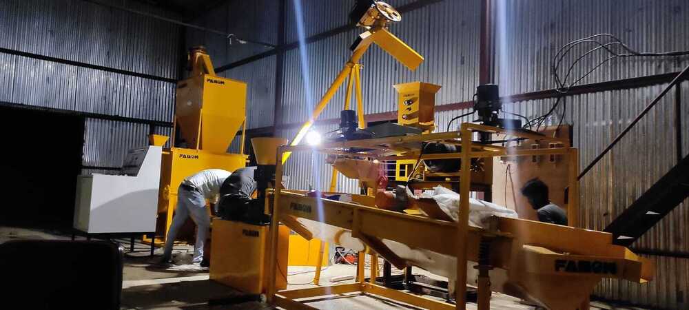 Cattle Feed Pellet Machine 250-300 Kg Hour - Color: Yellow