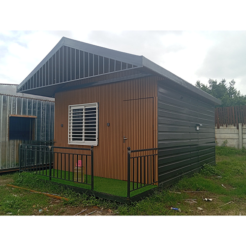Farm House Cabin - Color: Black