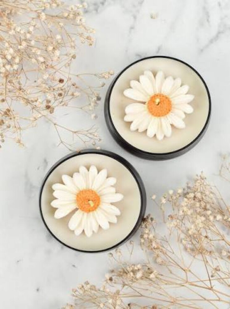 Daisy Candle - Handmade Beeswax, 20-hour Burn Time, Colorful Scented Flame | Elegant Floral Design, Eco-friendly Home Decor