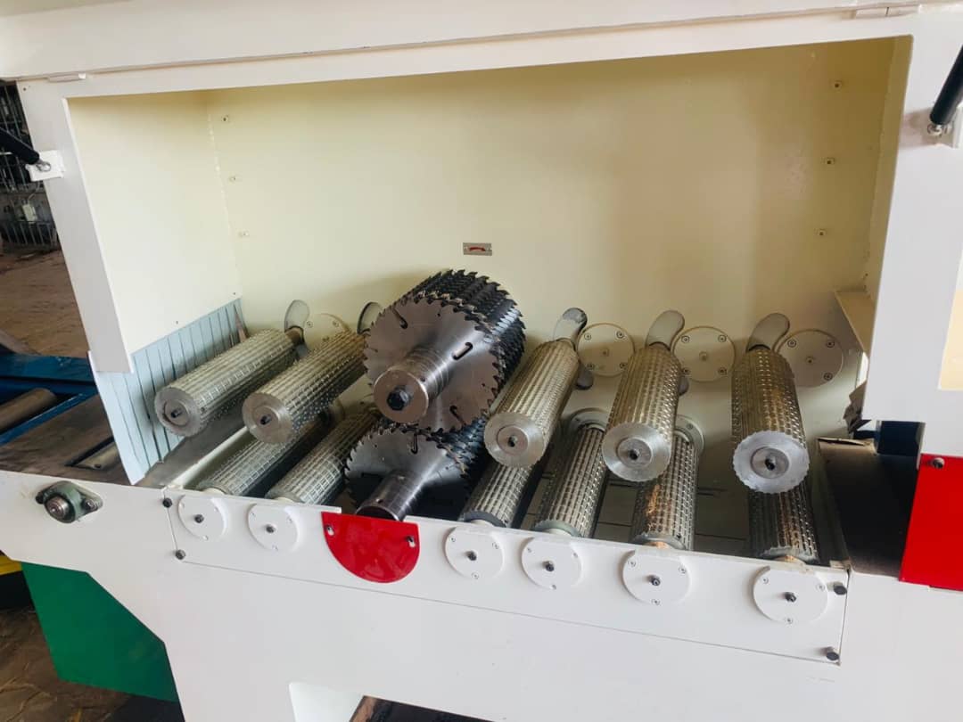 Multi Blade Rip Saw Machine - Dimension (L*w*h): 2700 X 1500 X 1750 Millimeter (Mm)