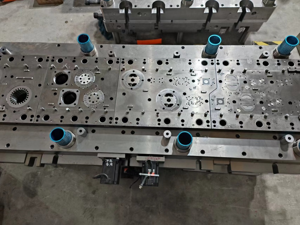 Custom High Precision Terminal Aluminum Progressive Stamping Die Mold Maker