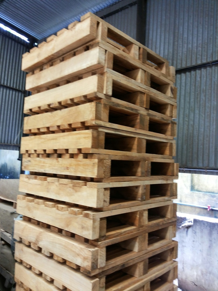 Export Pine Wood Pallets - 1200x750 Mm | Brown, 1000 Kg Load Capacity, Solid Box Style