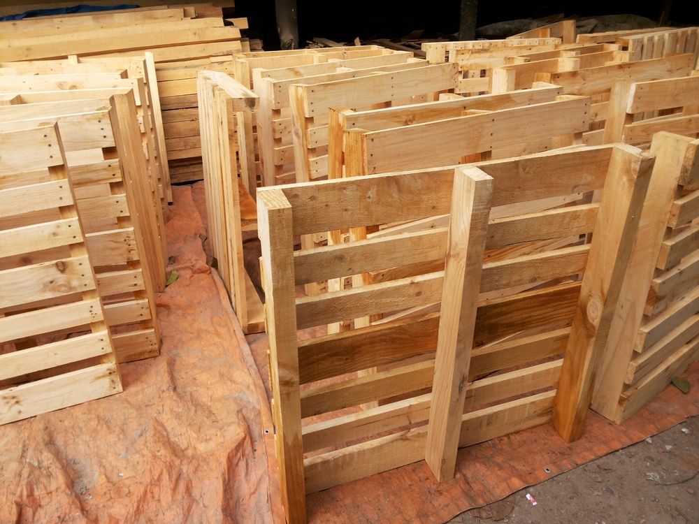 Export Pine Wood Pallets - 1200x750 Mm | Brown, 1000 Kg Load Capacity, Solid Box Style