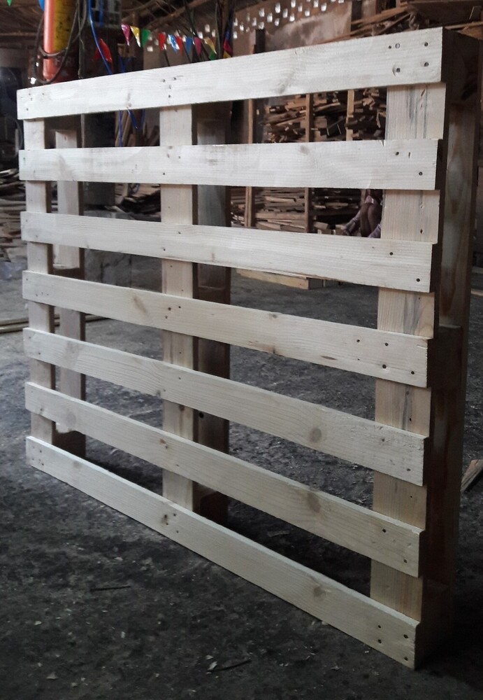 Export Pine Wood Pallets - 1200x750 Mm | Brown, 1000 Kg Load Capacity, Solid Box Style
