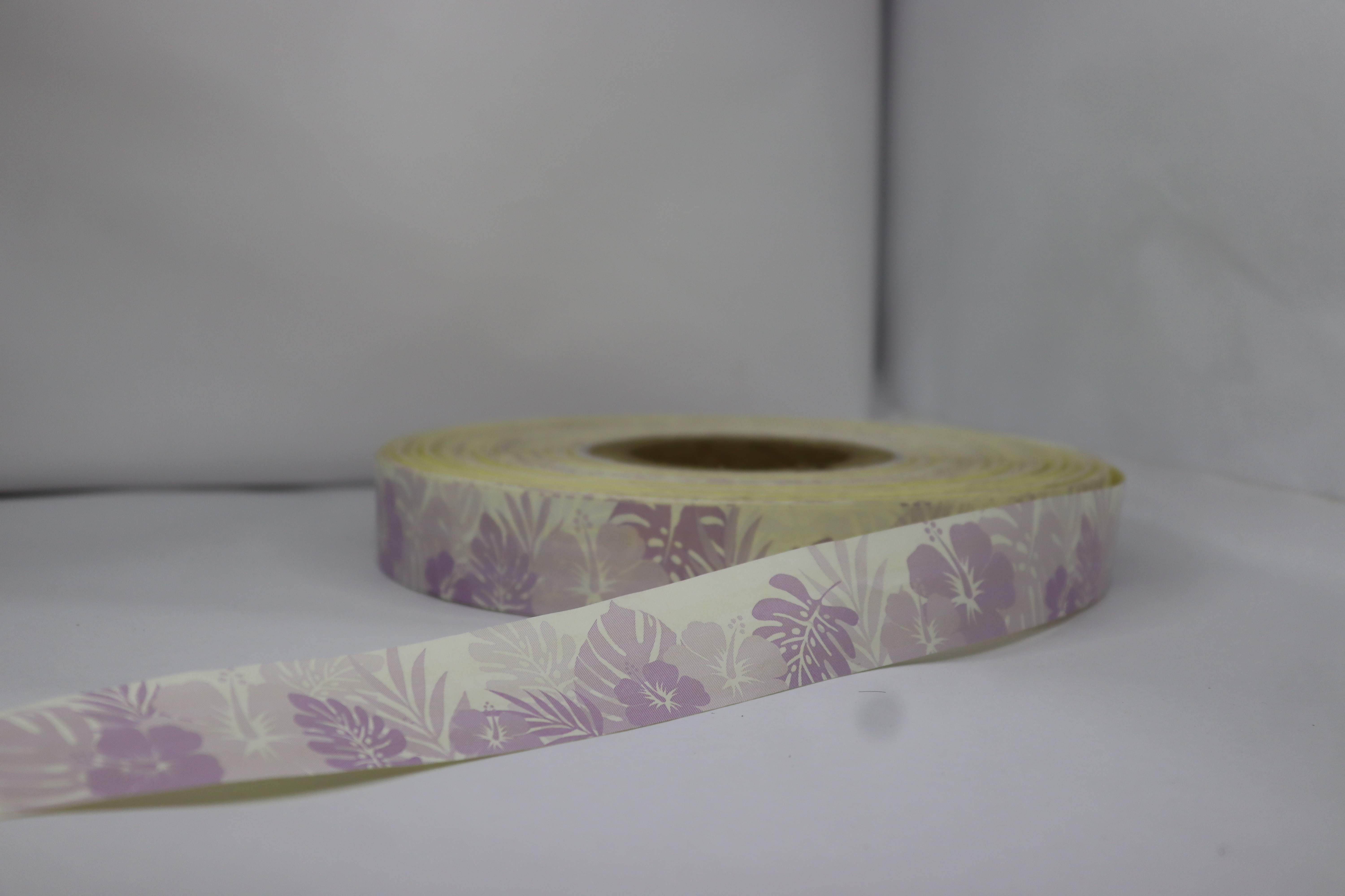 Release Paper Zig Zag Line Gum Adhisive - Color: White