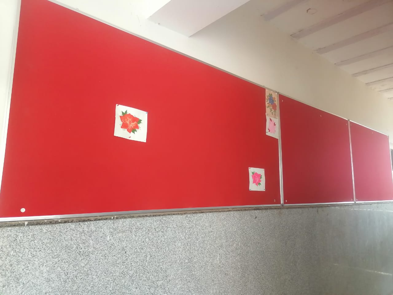 सूचना पिन बोर्ड