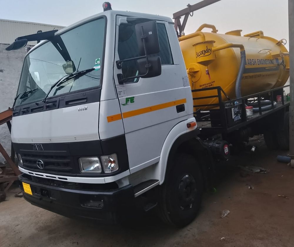 Truck Chassis Mounted Sewer Suction Machine 8000 liter