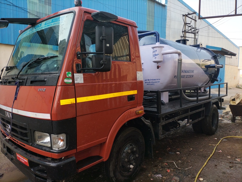 Truck Chassis Mounted Sewer Suction Machine 6000 Liter