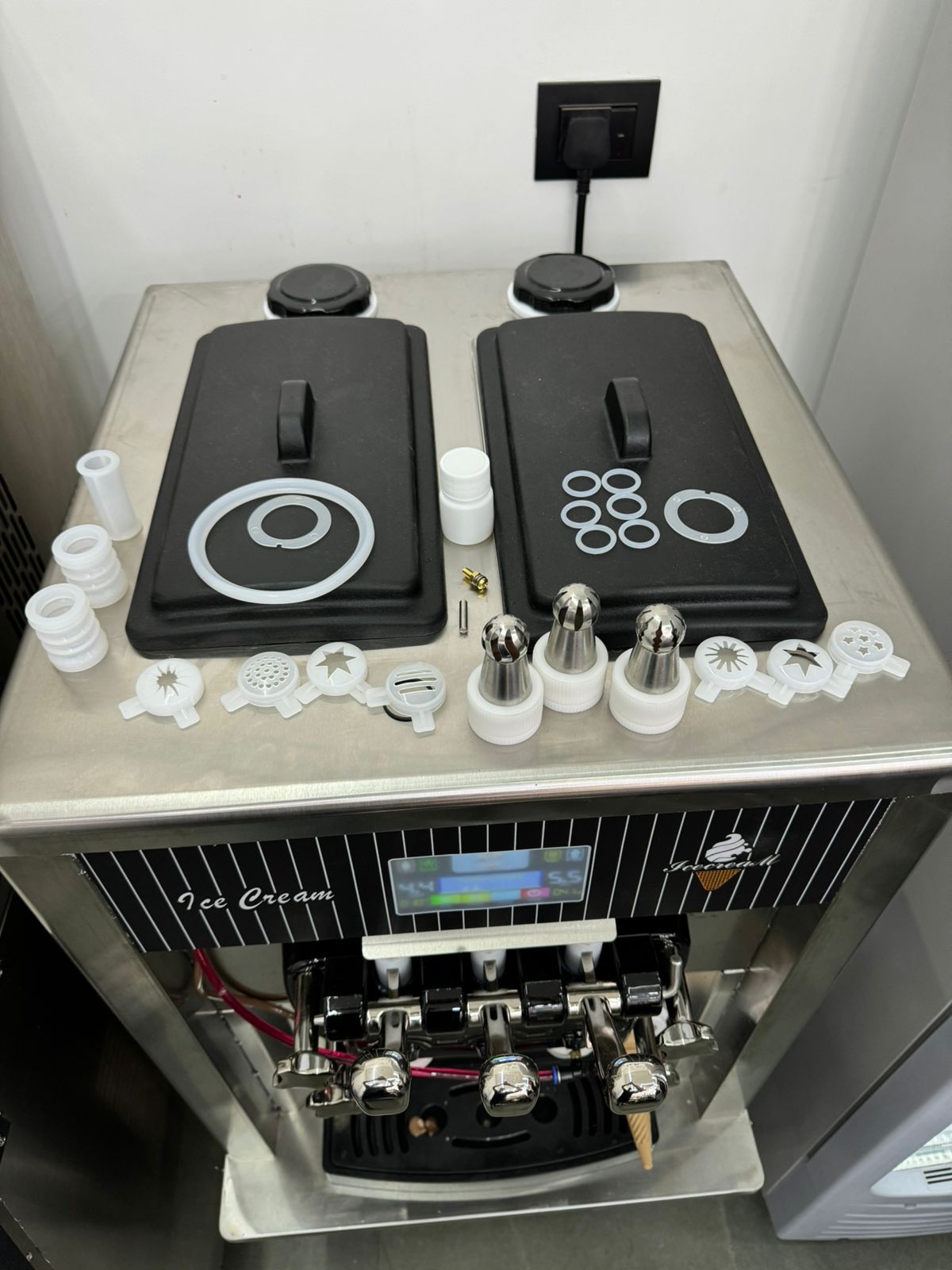 2+1 Ss Model Softy Ice Cream Machine Plc With Topping