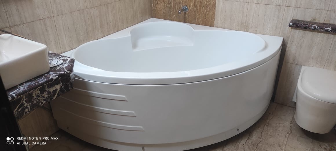 Corner bath tub