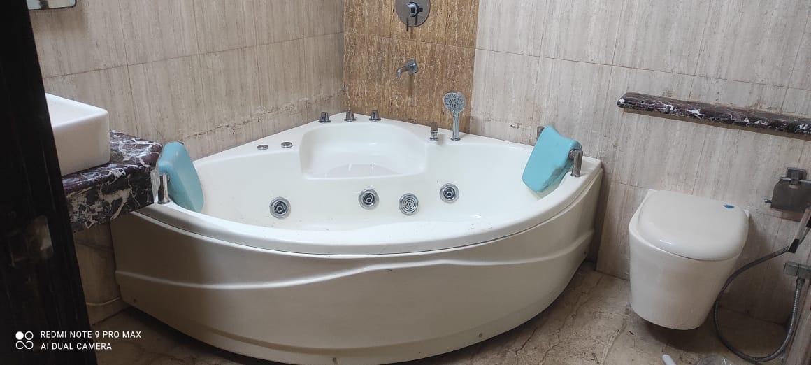 Corner bath tub