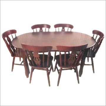 आकृति-अंडाकार टेबल छह व्यक्तियों के लिए साधारण पैर के साथ।