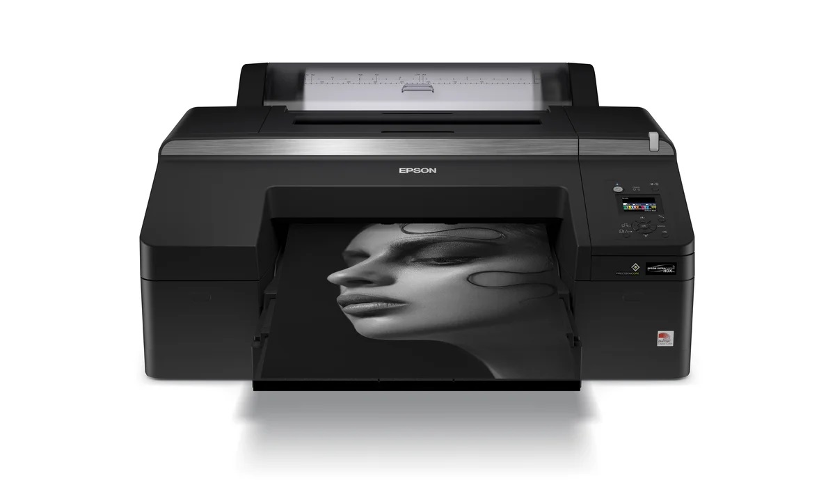 Epson SureColor SC-P5330 एक उच्च गुणवत्ता वाली प्रिंटिंग मशीन है, जो पेशेवर उपयोग के लिए डिजाइन की गई है। यह विस्तृत रंग सरगम और सटीकता प्रदान करती है, जिससे यह फोटोग्राफी, ग्राफिक्स और अन्य कलात्मक प्रिंटिंग कार्यों के लिए आदर्श है।