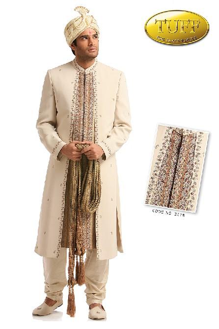 सादा फैब्रिक शेरवानी जिसमें अंदर सिल्क फैब्रिक जुड़ा हुआ है