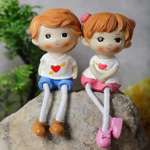 Cute Couple Statue