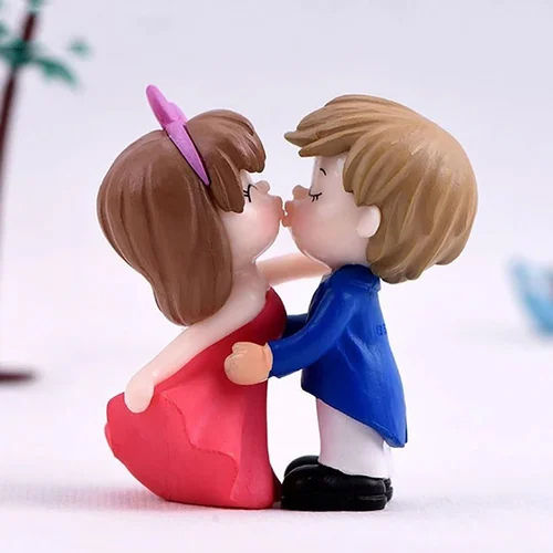 Romantic Love Hug Couple Statue - Color: Multicolor