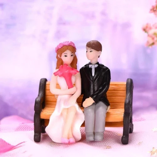 Miniature Couple Statue - Color: Multicolor