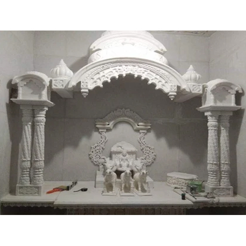 हाथ से उकेरा गया सफेद संगमरमर का मंदिर