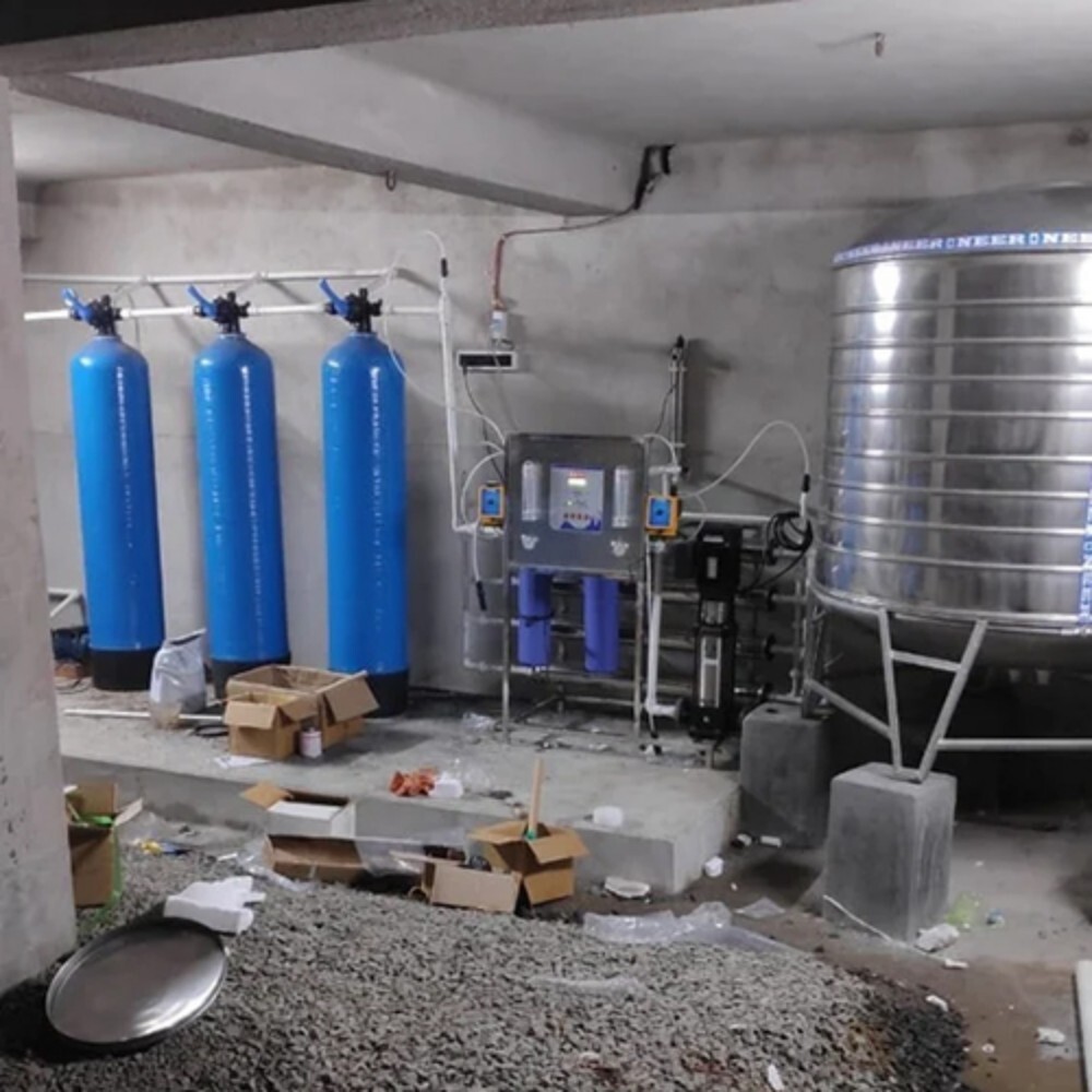 1000LPH Industrial Reverse Osmosis Plant - FRP Material, 240V Voltage, Semi-Automatic Operation | Electric Drive, Floor Mounting, Single 8040 RO Membrane, 12-Month Warranty
