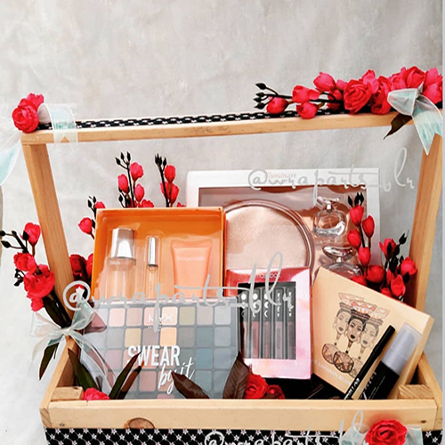 Cosmetic Gift Hamper - Color: Different Available