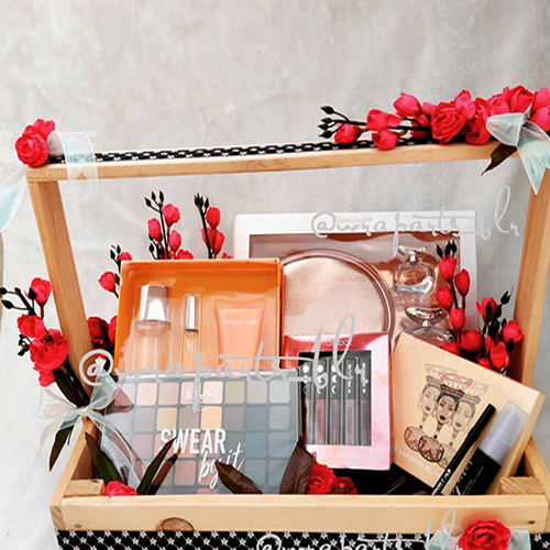 Cosmetic Gift Hamper - Color: Different Available
