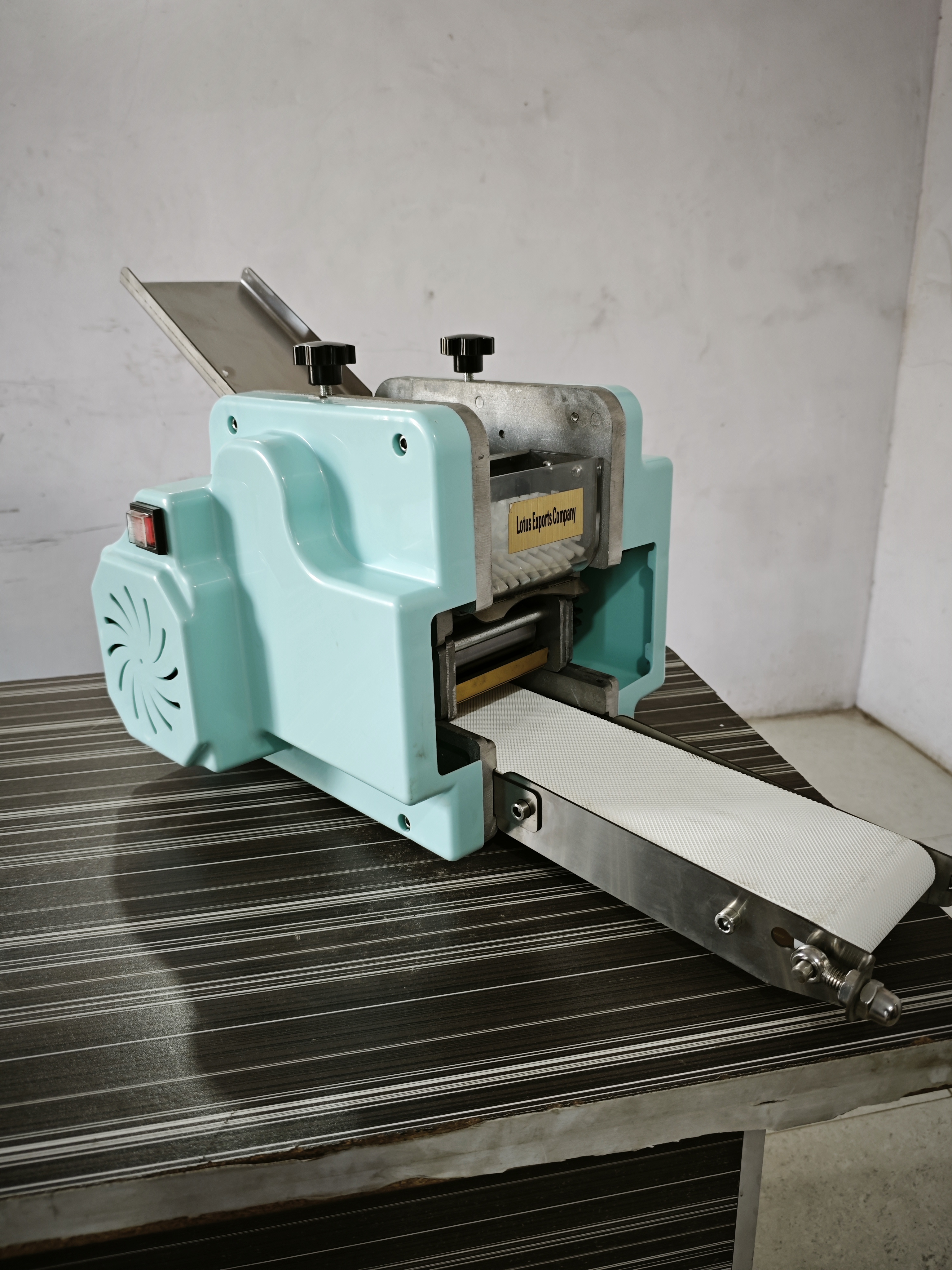 Momo Sheet Maker Machine - Capacity: 40 Pcs/min