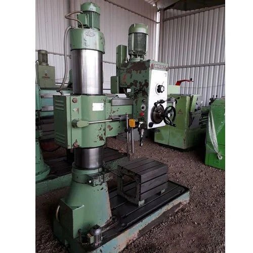 Used Bergonzi Radial Drill Machine - Color: Silver And Green