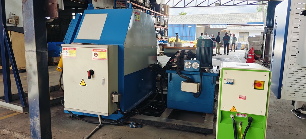 Profile Rolling Machine - 3300x1500x2700 Mm, Blue | Semi-automatic, 7.5 Hp Hydraulic, 1.5 Ton/day Production Capacity, 1-year Warranty, Cnc Technology